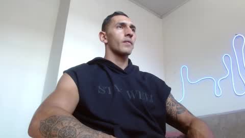 Snapshot of joy_lopezfit chatting on January 1, 3:57 pm JOYLOPEZFIT online show from January 1, 3:57 pm