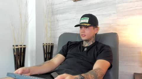 juan_alvarez18 online show from February 19, 3:50 am