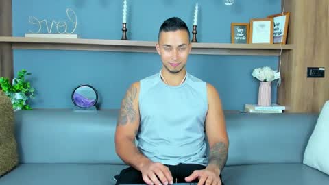 Snapshot of juan_muscle chatting on February 1, 1:44 am juan_muscle online show from February 1, 1:44 am