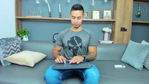 Snapshot of juan_muscle chatting on March 5, 1:10 am juan_muscle online show from March 5, 1:10 am