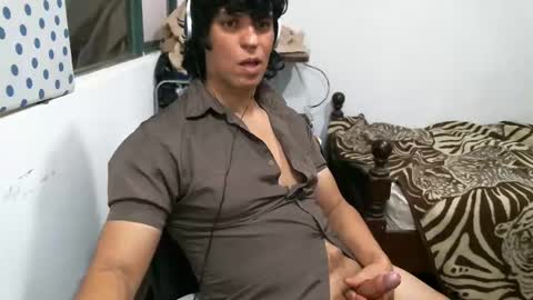 Snapshot of juanito2727 chatting on December 12, 2:59 am amor online show from December 12, 2:59 am