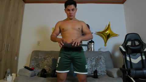 julian_wallace online show from September 18, 4:31 pm