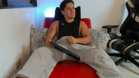 julian_wallace online show from March 30, 9:05 pm