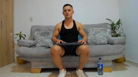 julian_wallace online show from December 18, 12:10 am