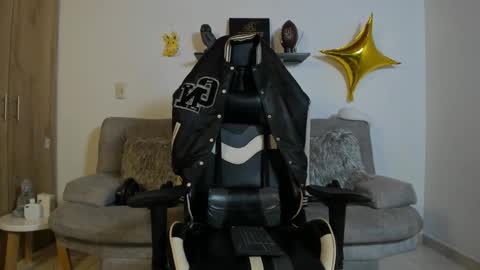 julian_wallace online show from October 14, 12:50 am