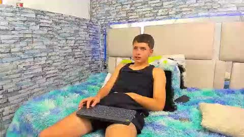 Snapshot of julian_wolf18 chatting on October 16, 6:05 pm julian online show from October 16, 6:05 pm