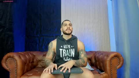 kylenorth_ online show from November 28, 6:10 pm