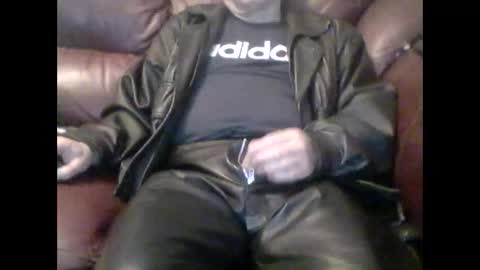 Snapshot of leatherpants68 chatting on October 22, 8:23 pm leatherpants68 online show from October 22, 8:23 pm