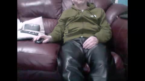 Snapshot of leatherpants68 chatting on February 9, 9:17 pm leatherpants68 online show from February 9, 9:17 pm