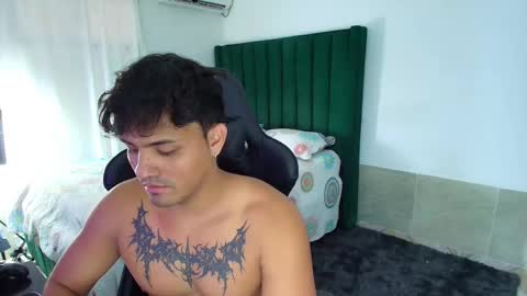  Lei  online show from February 18, 9:45 pm