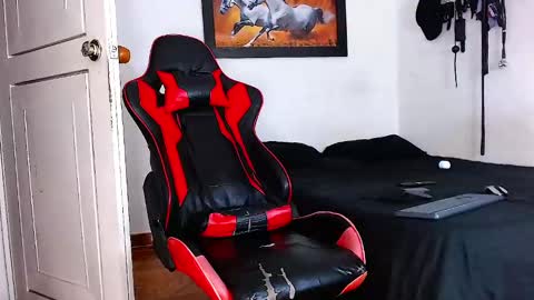 Snapshot of leonidas_k18 chatting on December 24, 10:28 pm ANDRES online show from December 24, 10:28 pm