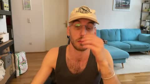 Leon online show from April 10, 1:18 pm