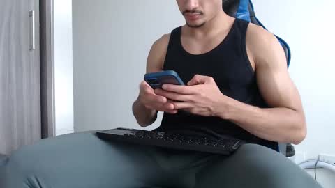 leostorm25 online show from April 23, 9:50 pm