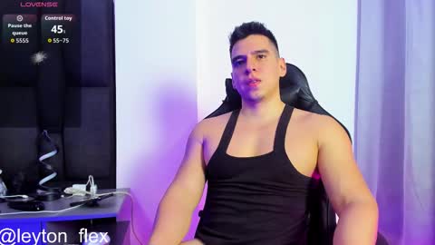 Snapshot of leyton_flexx chatting on October 8, 12:48 am L E Y T O N online show from October 8, 12:48 am