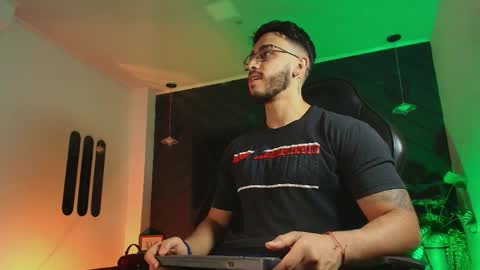 LIAM KLEIN online show from April 4, 11:18 am