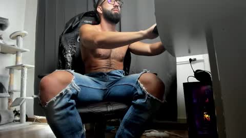 Liam online show from November 9, 8:40 am