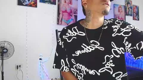 Snapshot of liiaam_lee_ chatting on October 15, 11:34 pm Daniel online show from October 15, 11:34 pm