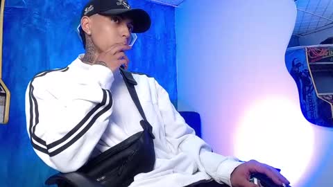 Snapshot of liiaam_lee_ chatting on December 26, 12:49 pm Daniel online show from December 26, 12:49 pm