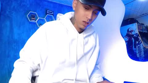 Snapshot of liiaam_lee_ chatting on February 24, 12:48 pm Daniel online show from February 24, 12:48 pm