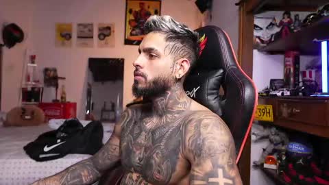 logan_hugh8 online show from May 17, 11:12 pm