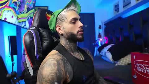 logan_hugh8 online show from February 7, 7:15 am