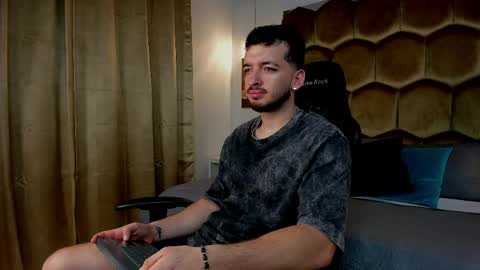 Logan Wolf online show from April 5, 3:08 pm