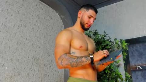 Louis online show from October 25, 8:21 pm