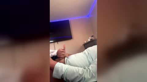 lovecougars6699 online show from April 22, 6:01 pm