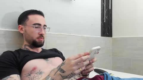 Snapshot of luke_davis01 chatting on February 18, 2:06 pm LUKE online show from February 18, 2:06 pm