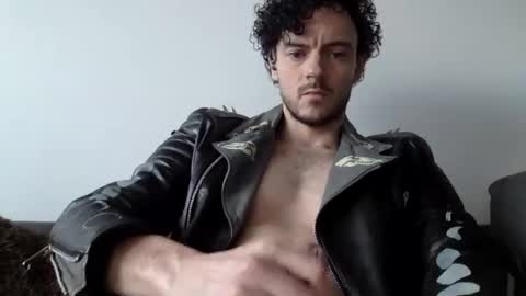 Snapshot of lupine_666 chatting on December 20, 9:32 am Lupine online show from December 20, 9:32 am