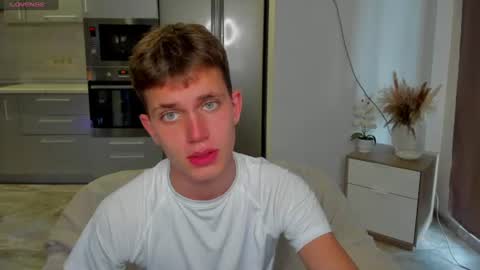 m0neyken_ online show from August 4, 2:17 am