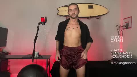 Mack  Makingmoans Twitter online show from February 8, 4:33 pm