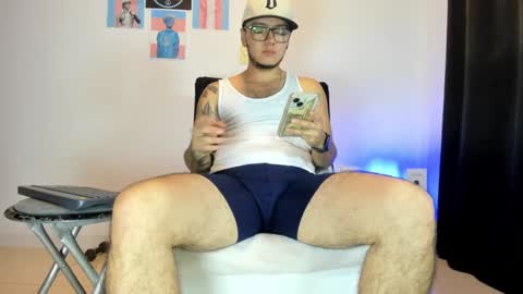 Snapshot of male_pussy chatting on January 26, 3:06 am ADAM online show from January 26, 3:06 am