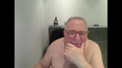 Snapshot of martin_1947 chatting on March 5, 11:27 pm martin_1947 online show from March 5, 11:27 pm