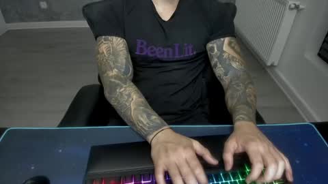 Snapshot of masterkingmuscle chatting on January 3, 8:43 pm masterkingmuscle online show from January 3, 8:43 pm