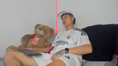 mateo_escobar online show from October 18, 4:39 am