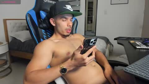 Snapshot of mateoleone chatting on October 19, 12:37 am Matt online show from October 19, 12:37 am
