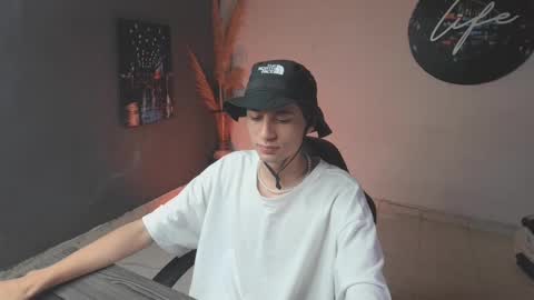 Snapshot of mattias_dantee chatting on December 23, 1:51 am mattias online show from December 23, 1:51 am
