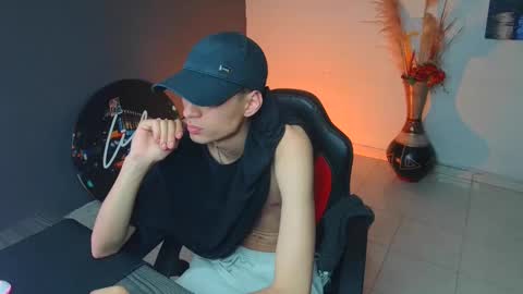Snapshot of mattias_dantee chatting on December 19, 12:24 am mattias online show from December 19, 12:24 am