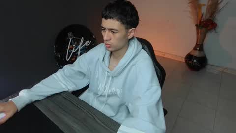 Snapshot of mattias_dantee chatting on December 17, 3:06 am mattias online show from December 17, 3:06 am