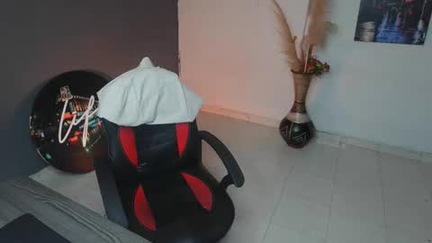 Snapshot of mattias_dantee chatting on December 4, 11:52 am mattias online show from December 4, 11:52 am