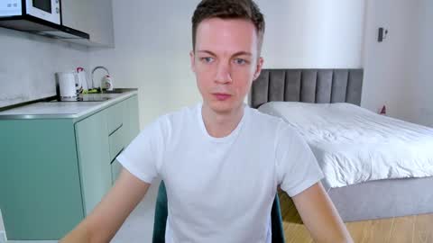 Snapshot of max_shy chatting on January 28, 12:00 pm Max online show from January 28, 12:00 pm