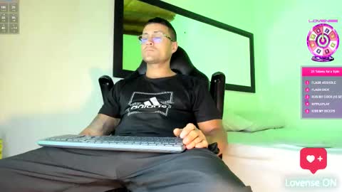 Snapshot of maxi_mux1 chatting on October 15, 3:03 am MAXI online show from October 15, 3:03 am
