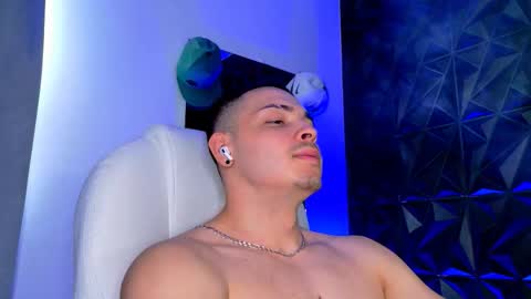 MAX online show from December 17, 8:04 pm