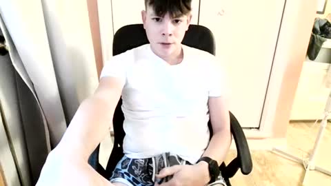 michaeltwinkboy online show from July 15, 11:17 am