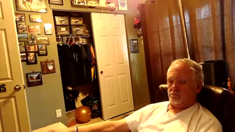 Snapshot of midwestdad09 chatting on October 18, 6:46 pm midwestdad09 online show from October 18, 6:46 pm