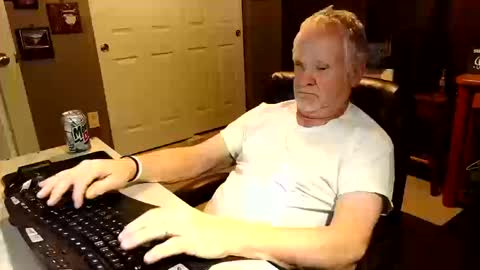 Snapshot of midwestdad09 chatting on October 15, 10:06 pm midwestdad09 online show from October 15, 10:06 pm