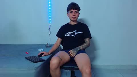 Snapshot of mike777jr chatting on October 18, 3:44 am Mike IMDEPENDIENT MODEL online show from October 18, 3:44 am