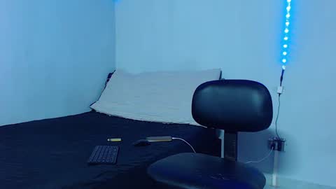 Snapshot of mike777jr chatting on December 23, 3:01 pm Mike IMDEPENDIENT MODEL online show from December 23, 3:01 pm