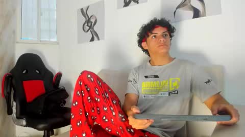 Snapshot of mikey_banji chatting on October 17, 12:31 pm mikey_banji online show from October 17, 12:31 pm